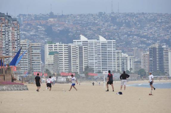 O sempre tradicional futebol de praia, em Viña del Mar, no Chile